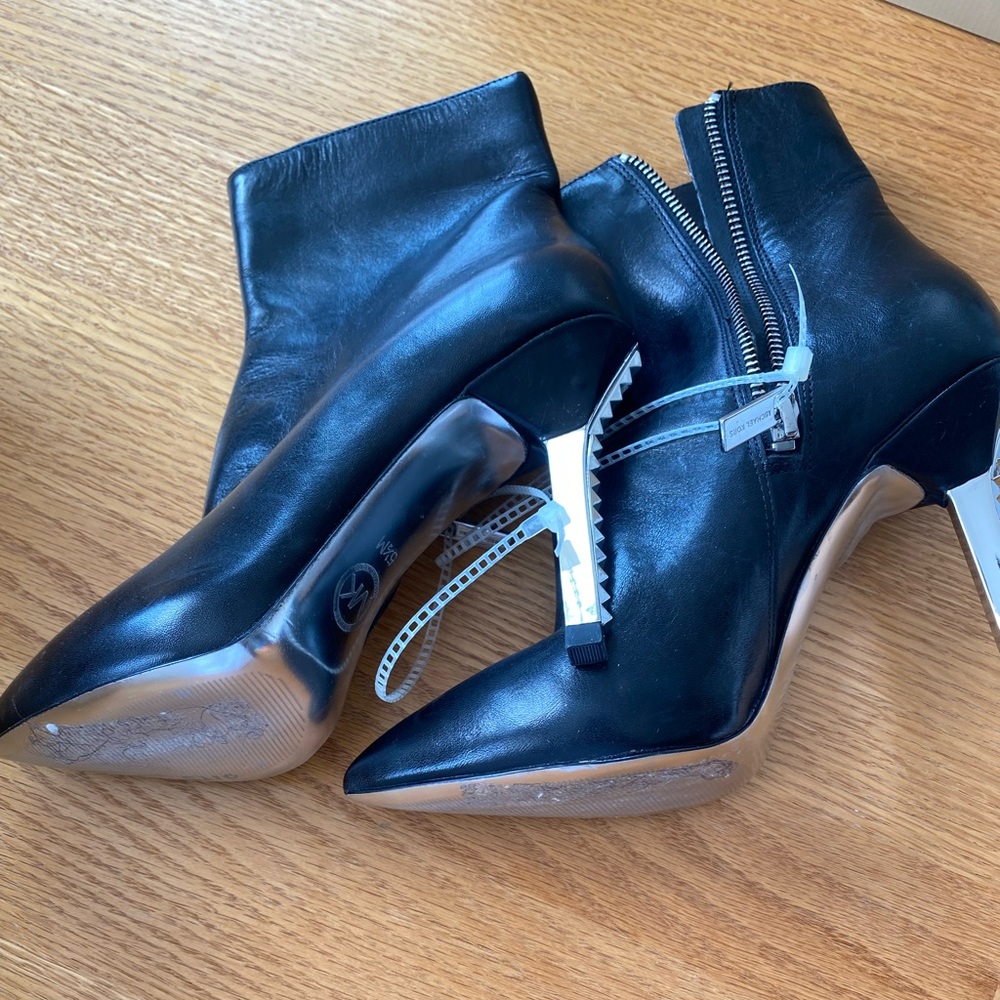 Women’s MICHEAL Micheal Kors Black Leather ankle boots Silver Spike Heels Sz 5.5